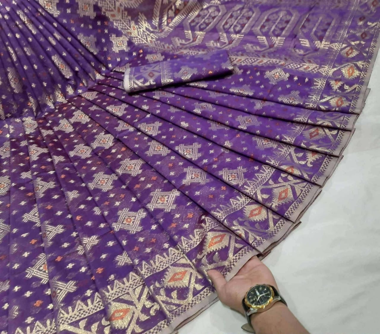 ঈদ কালেকশন  স্বর্ণ ছোঁয়া জামদানী শাড়ি (Bright Scarlet)