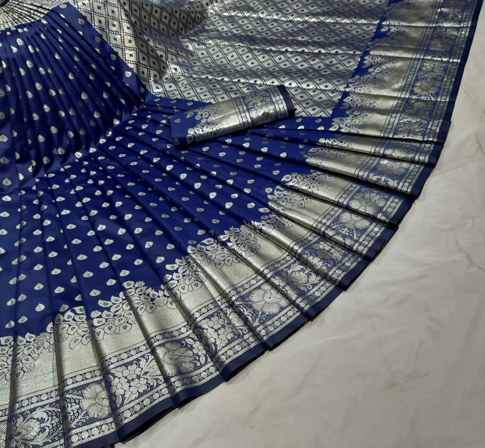 সফট সিল্ক কাতান  ১২.৫ হাত শাড়ি পাঁচটি গর্জিয়াস কালার