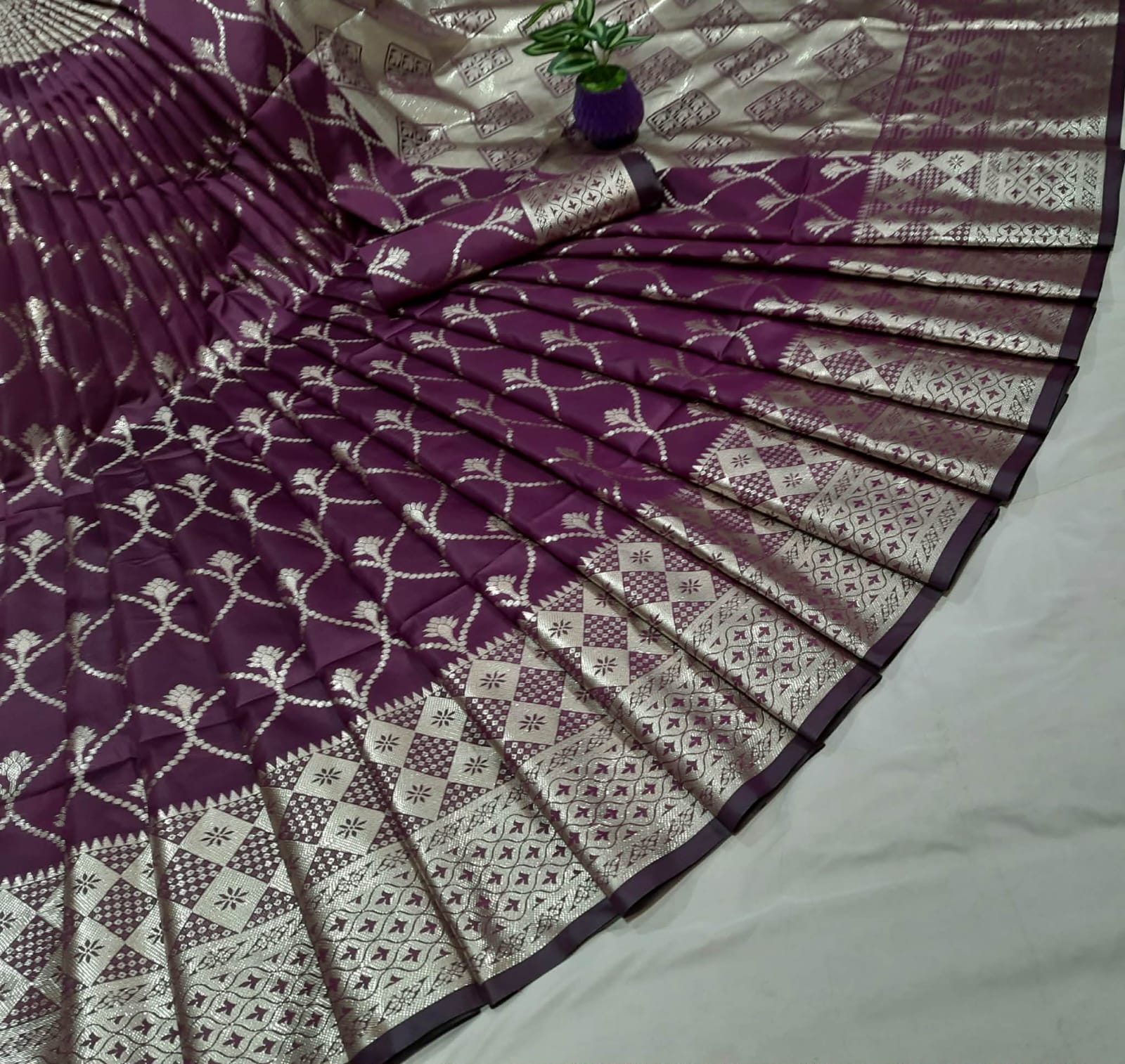 সফট সিল্ক কাতান  ১২.৫ হাত শাড়ি পাঁচটি গর্জিয়াস কালার