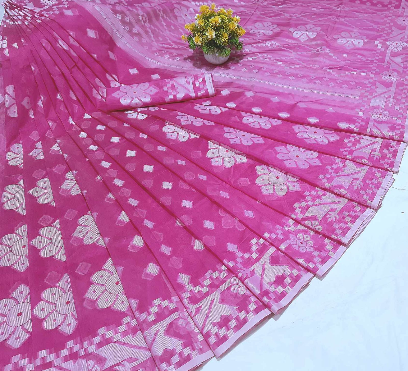 গোলাপী জামদানী শাড়ি