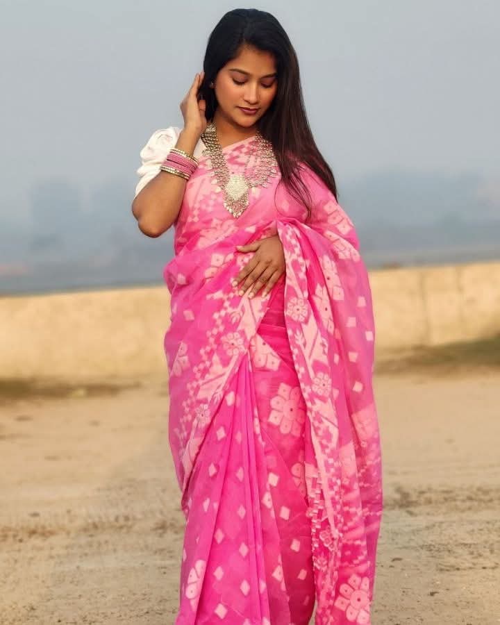 গোলাপী জামদানী শাড়ি